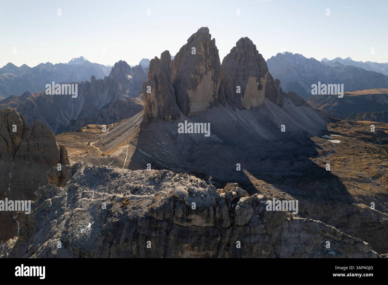Vue aérienne de trois sommets de Lavaredo, une belle chaîne de montagnes dans les Dolomites, Italie. Banque D'Images