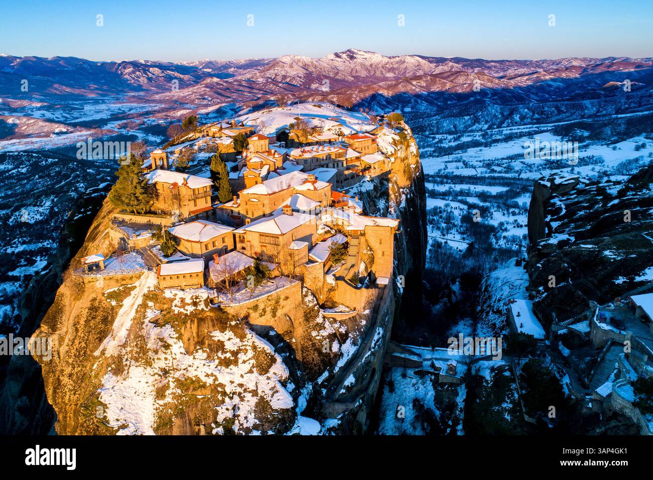 Vue aérienne du monastère Saint orthodoxe oriental du Grand Météoron. Ce monastère érigé au milieu du XIVe siècle est le plus grand du M. Banque D'Images