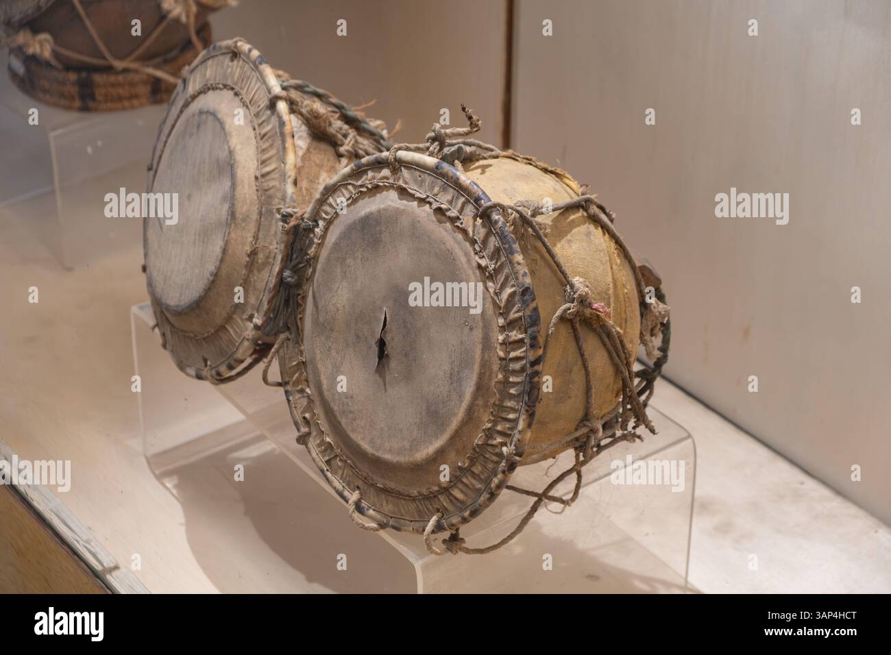 Un ensemble de tambours Thakura baida (tambour Uni-facial) de Berhampur. Instruments de musique traditionnels Odia. Banque D'Images Un ensemble de tambours Thakura baida (tambour Uni-facial) de Berhampur. Instruments de musique traditionnels Odia. Banque D'Images