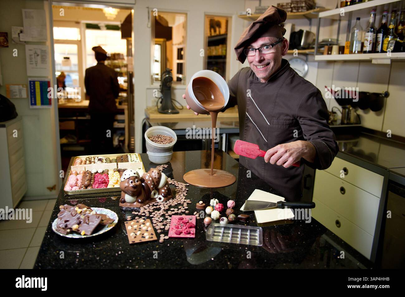 Faites-le vous-même - in diesen Geschäften gibt es Kurse zum Selbermachen : Michis Schokoatelier 24.04.2015 Francfort faites-le vous-même - in diesen Geschäften gibt es Kurse zum Selbermachen : Michis Schokoatelier. IM Bild : Michael Kitz. Frankfurt Frankfurt Hessen Allemagne *** faites-le vous-même dans ces magasins il y a des cours pour bricolage Michis Schokoatelier 24 04 2015 Francfort faites-le vous-même dans ces magasins il y a des cours pour bricolage Michis Schokoatelier dans l'image Michael Kitz Frankfurt Frankfurt Hessen Allemagne Banque D'Images