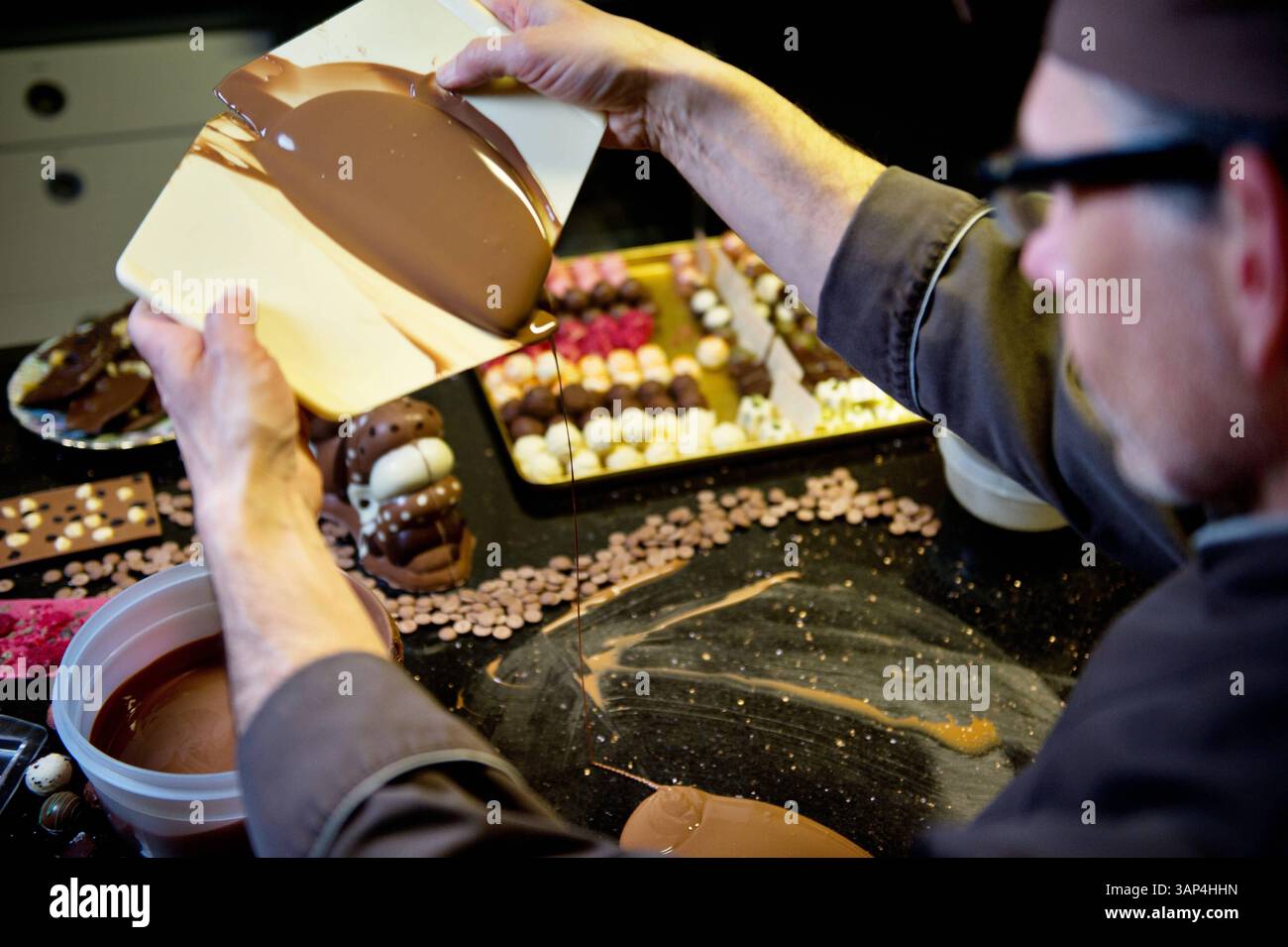 Faites-le vous-même - in diesen Geschäften gibt es Kurse zum Selbermachen : Michis Schokoatelier 24.04.2015 Francfort faites-le vous-même - in diesen Geschäften gibt es Kurse zum Selbermachen : Michis Schokoatelier. IM Bild : Michael Kitz. Frankfurt Frankfurt Hessen Allemagne *** faites-le vous-même dans ces magasins il y a des cours pour bricolage Michis Schokoatelier 24 04 2015 Francfort faites-le vous-même dans ces magasins il y a des cours pour bricolage Michis Schokoatelier dans l'image Michael Kitz Frankfurt Frankfurt Hessen Allemagne Banque D'Images