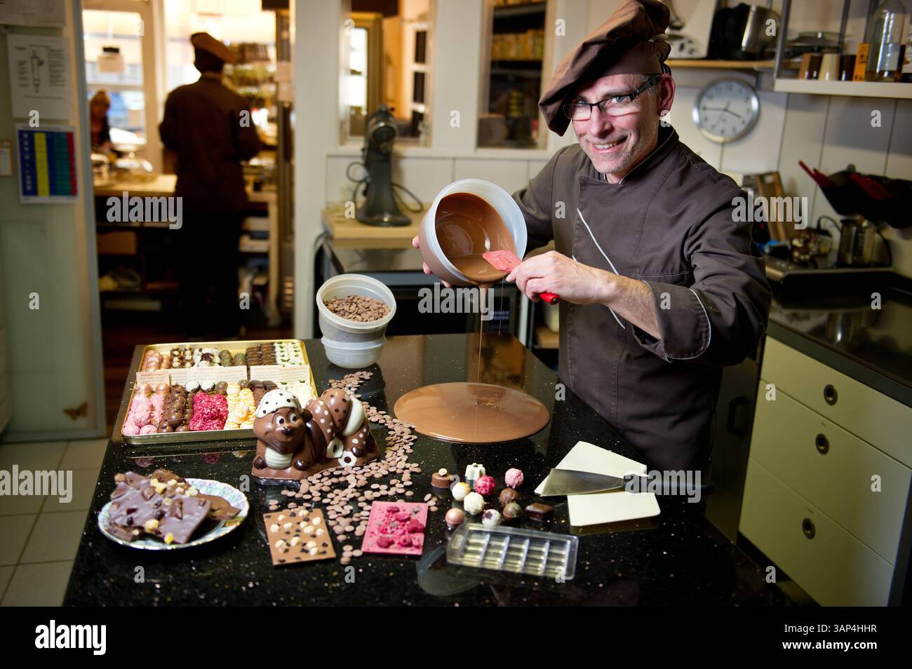 Faites-le vous-même - in diesen Geschäften gibt es Kurse zum Selbermachen : Michis Schokoatelier 24.04.2015 Francfort faites-le vous-même - in diesen Geschäften gibt es Kurse zum Selbermachen : Michis Schokoatelier. IM Bild : Michael Kitz. Frankfurt Frankfurt Hessen Allemagne *** faites-le vous-même dans ces magasins il y a des cours pour bricolage Michis Schokoatelier 24 04 2015 Francfort faites-le vous-même dans ces magasins il y a des cours pour bricolage Michis Schokoatelier dans l'image Michael Kitz Frankfurt Frankfurt Hessen Allemagne Banque D'Images