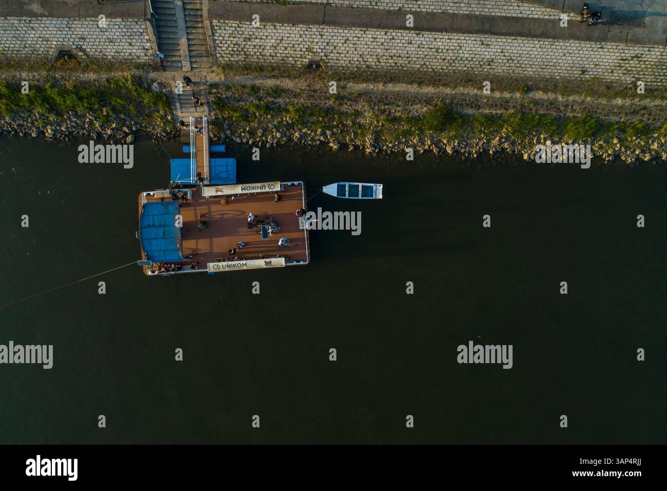 Vue aérienne d'un ferry de passagers le long de la rivière Drava à Osijek, Croatie. Banque D'Images