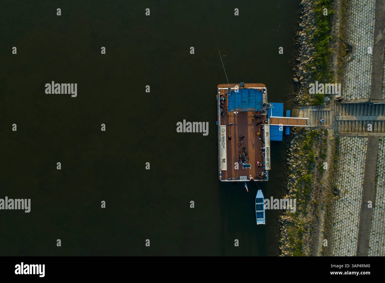 Vue aérienne d'un ferry de passagers le long de la rivière Drava à Osijek, Croatie. Banque D'Images