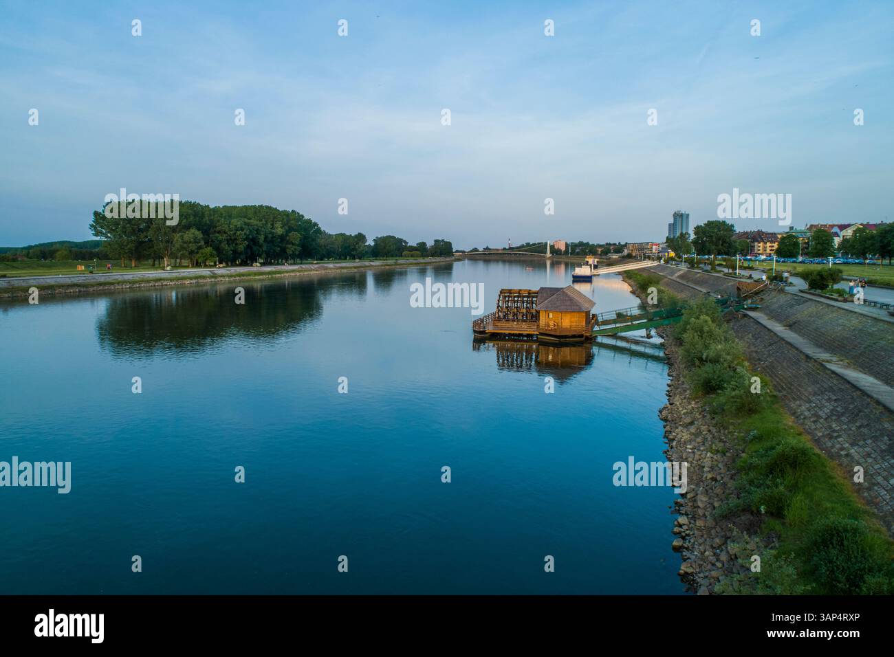Vue aérienne d'un arrêt de ferry le long de la rivière Drava à Osijek, Croatie. Banque D'Images
