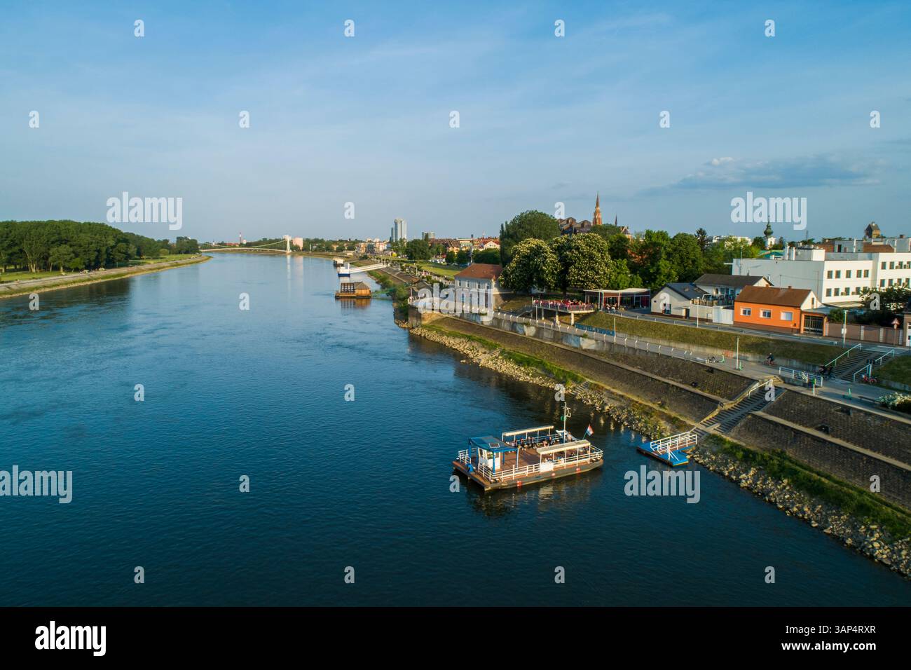 Vue aérienne d'un arrêt de ferry le long de la rivière Drava à Osijek, Croatie. Banque D'Images