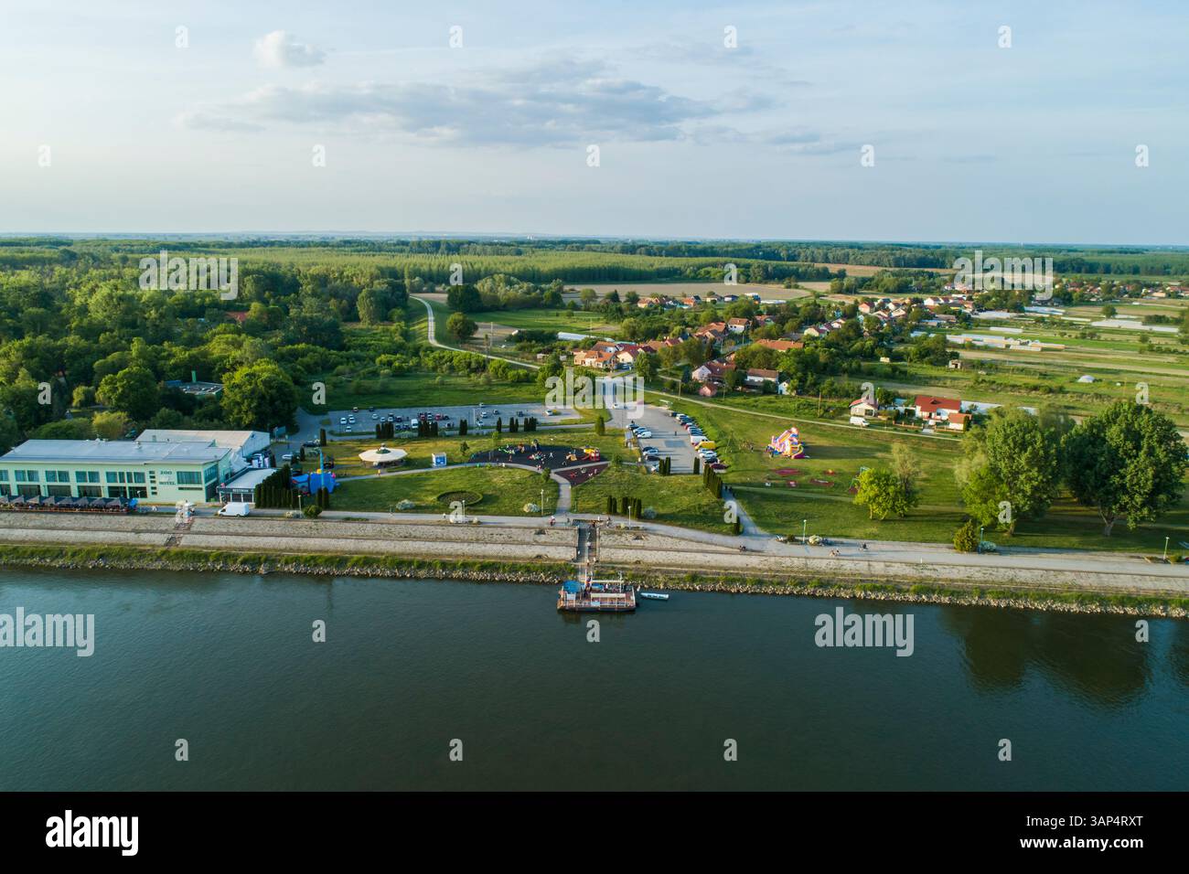 Vue aérienne d'un ferry de passagers le long de la rivière Drava à Osijek, Croatie. Banque D'Images