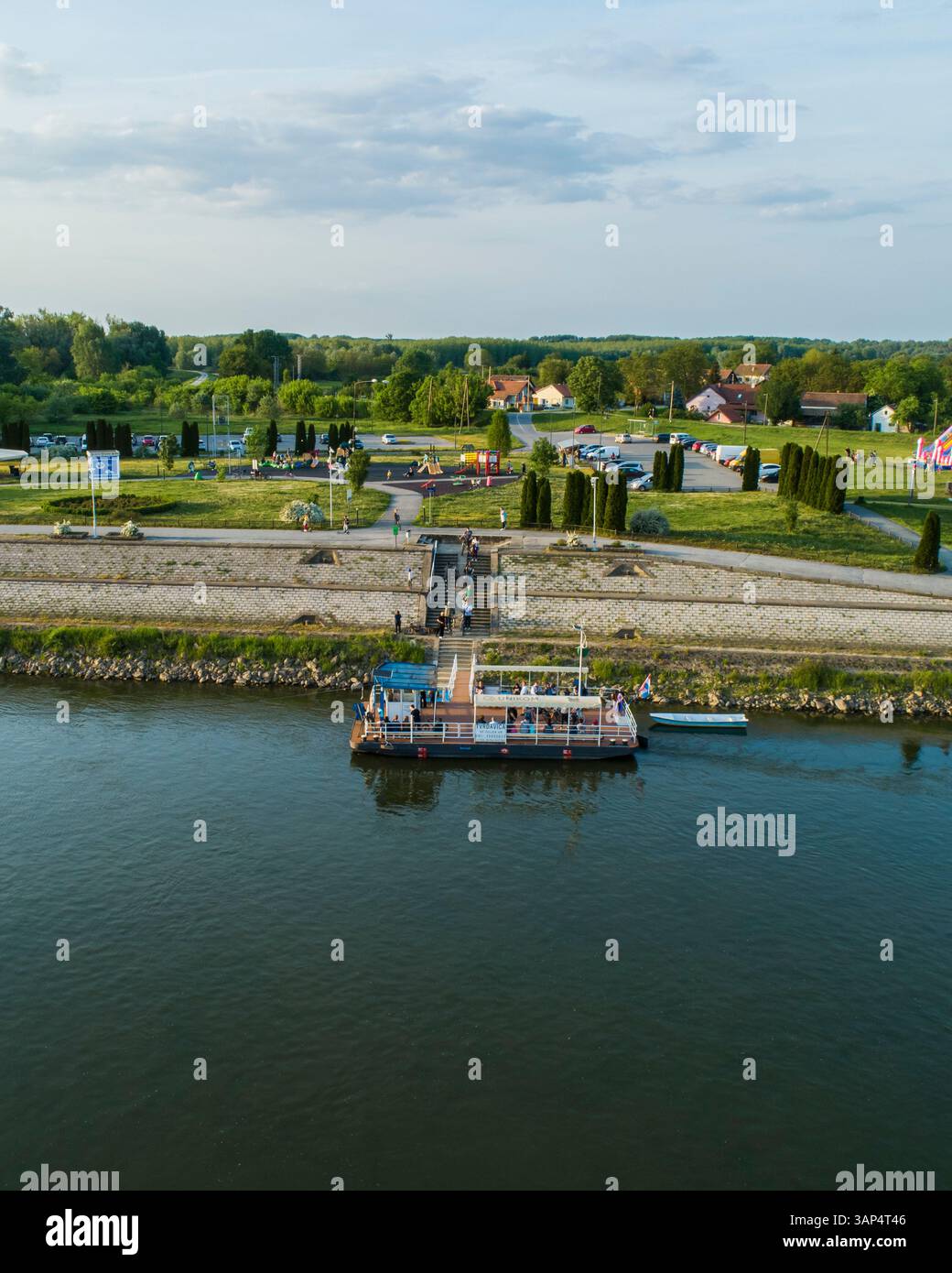 Vue aérienne d'un ferry de passagers le long de la rivière Drava à Osijek, Croatie. Banque D'Images