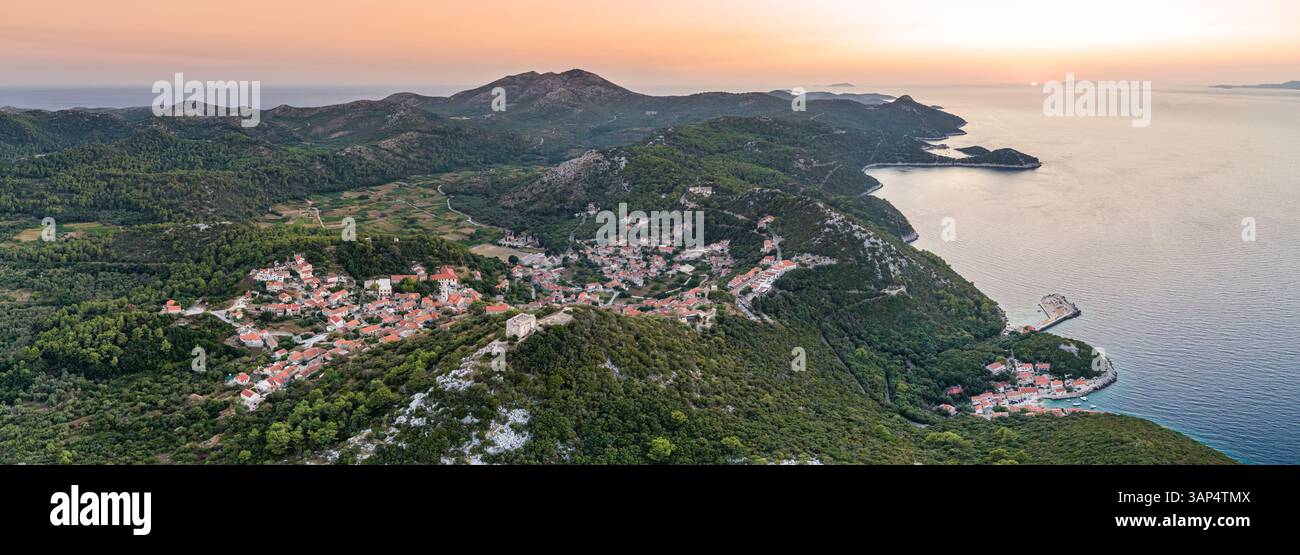 Vue aérienne de la ville de Lastovo, sur l'île de Lastovo, vue sur la côte sans fin et sauvage au coucher du soleil, province de Dubrovnik, Croatie. Banque D'Images