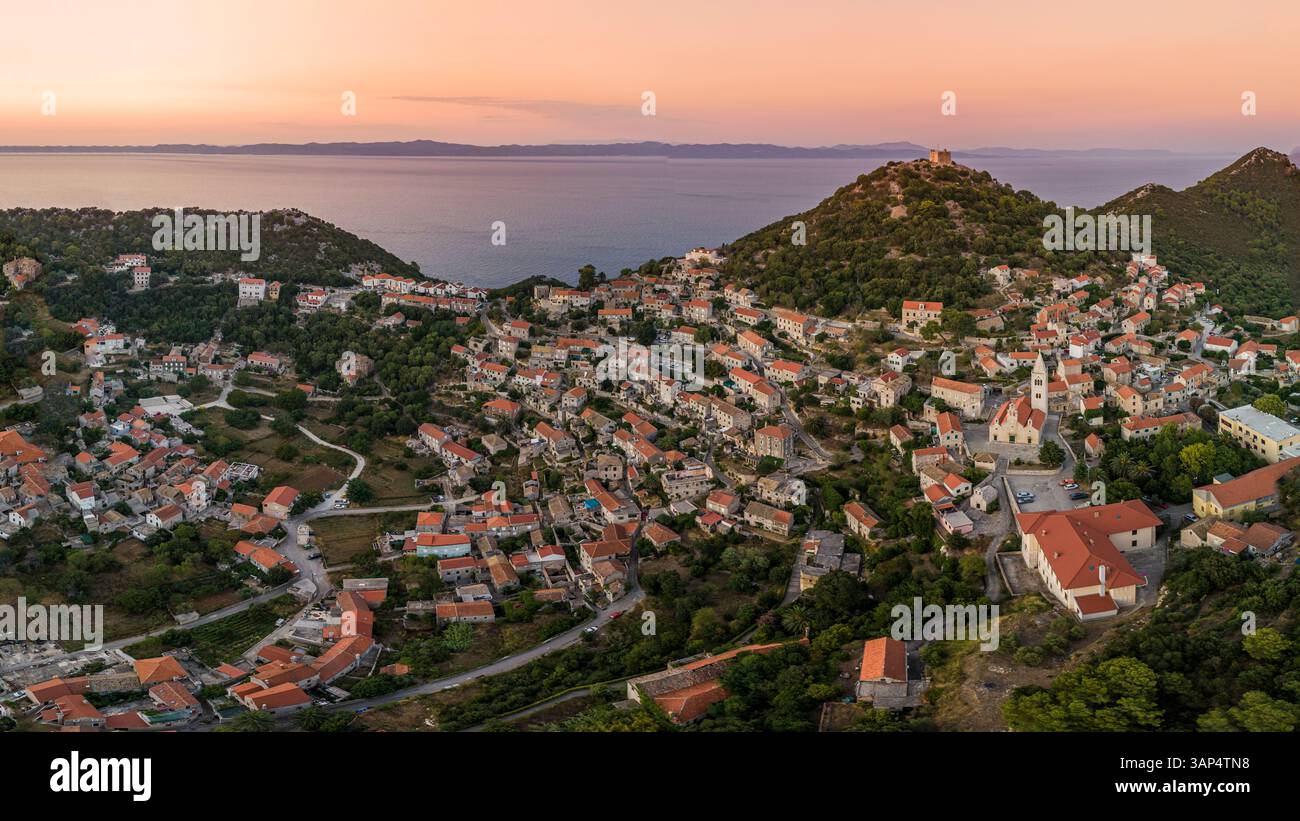 Vue aérienne panoramique de Lastovo, une petite ville au sommet d'une colline près de la côte, province de Dubrovnik, Croatie. Banque D'Images
