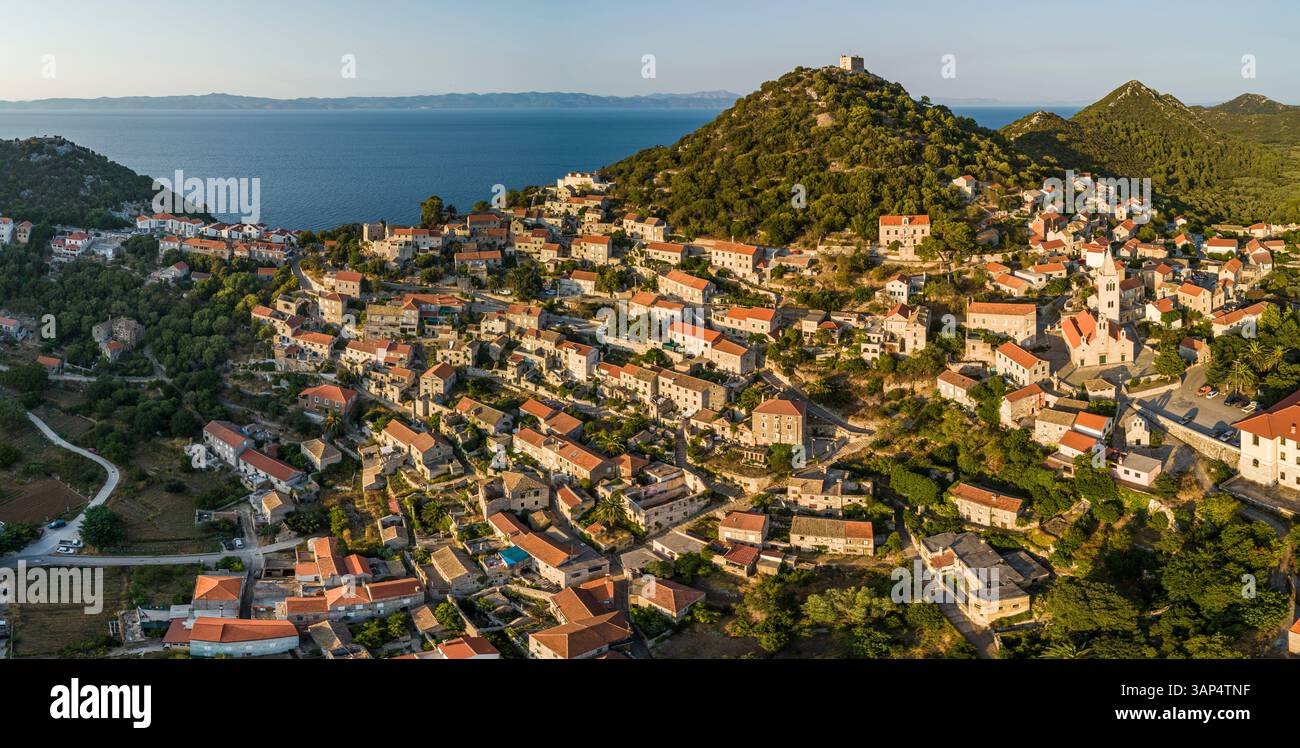 Vue aérienne panoramique de Lastovo, une petite ville au sommet d'une colline près de la côte, province de Dubrovnik, Croatie. Banque D'Images