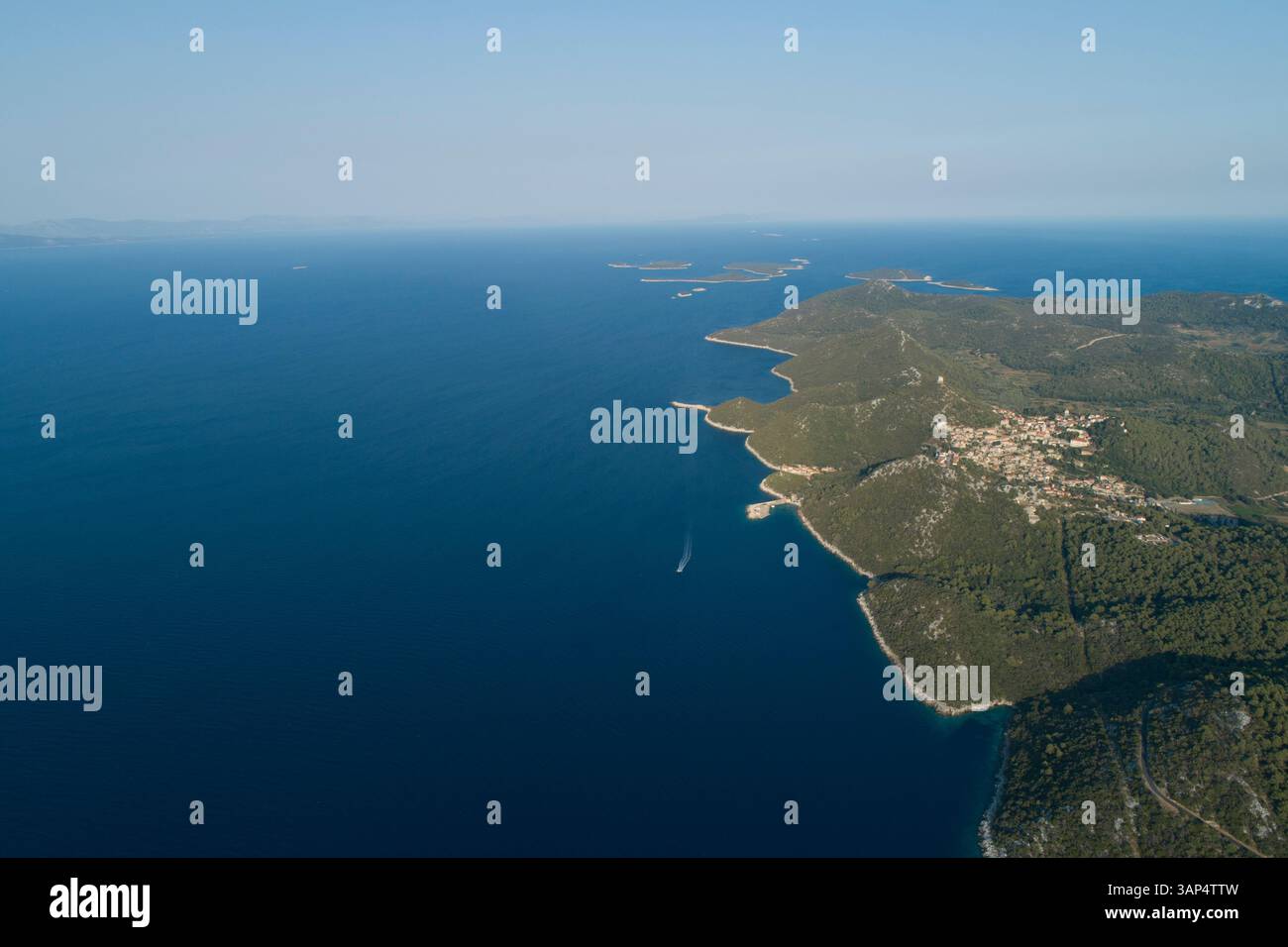 Vue aérienne de la belle côte sur l'île de Lastovo face à la mer Adriatique, Zaklopatica, Croatie. Banque D'Images