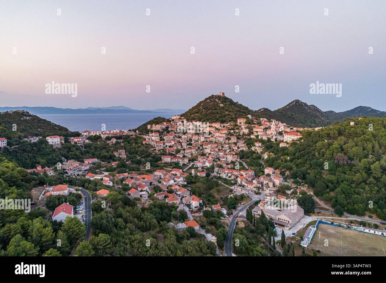 Vue aérienne panoramique de Lastovo, une petite ville au sommet d'une colline près de la côte, province de Dubrovnik, Croatie. Banque D'Images