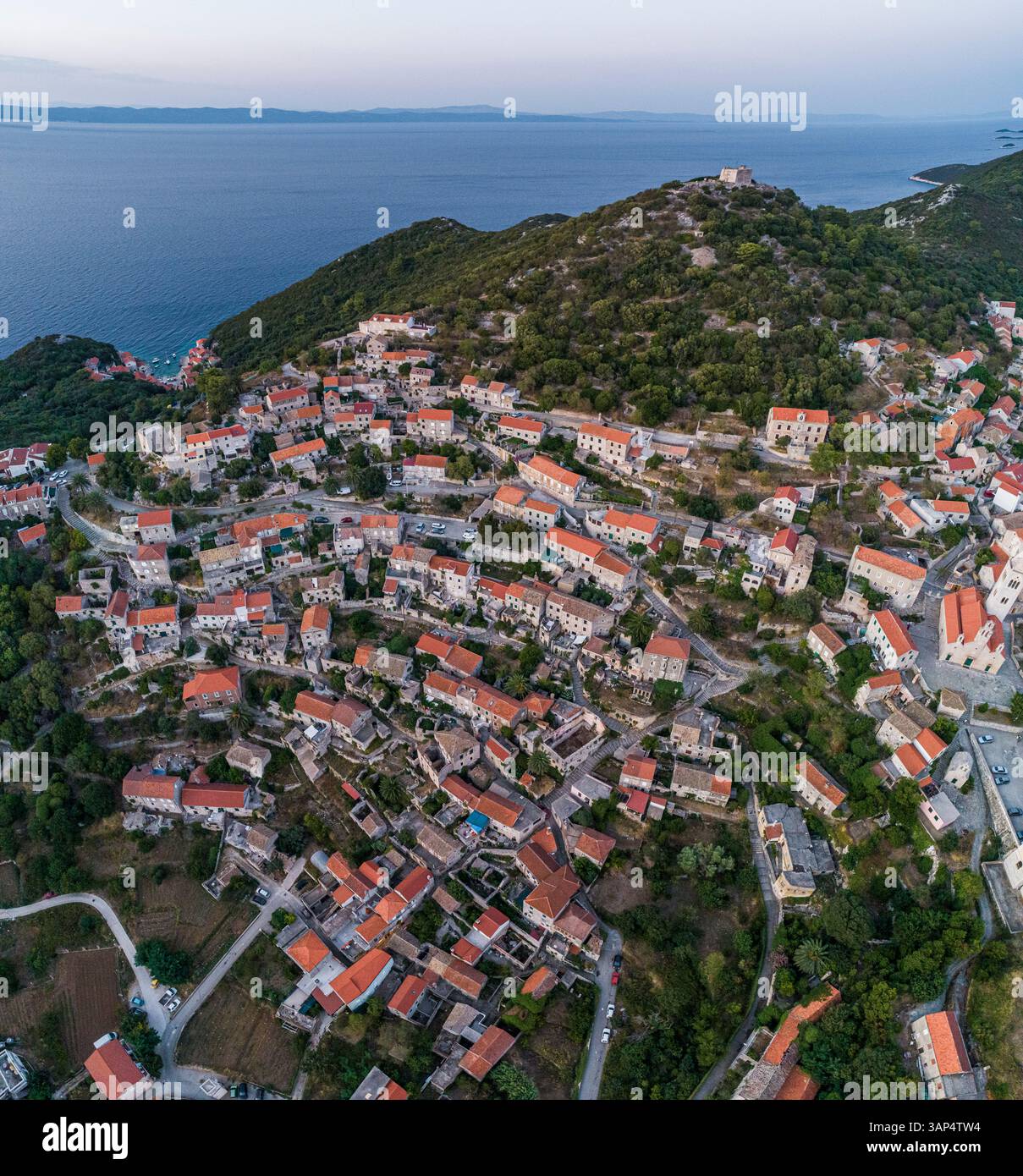 Vue aérienne panoramique de Lastovo, une petite ville au sommet d'une colline près de la côte, province de Dubrovnik, Croatie. Banque D'Images
