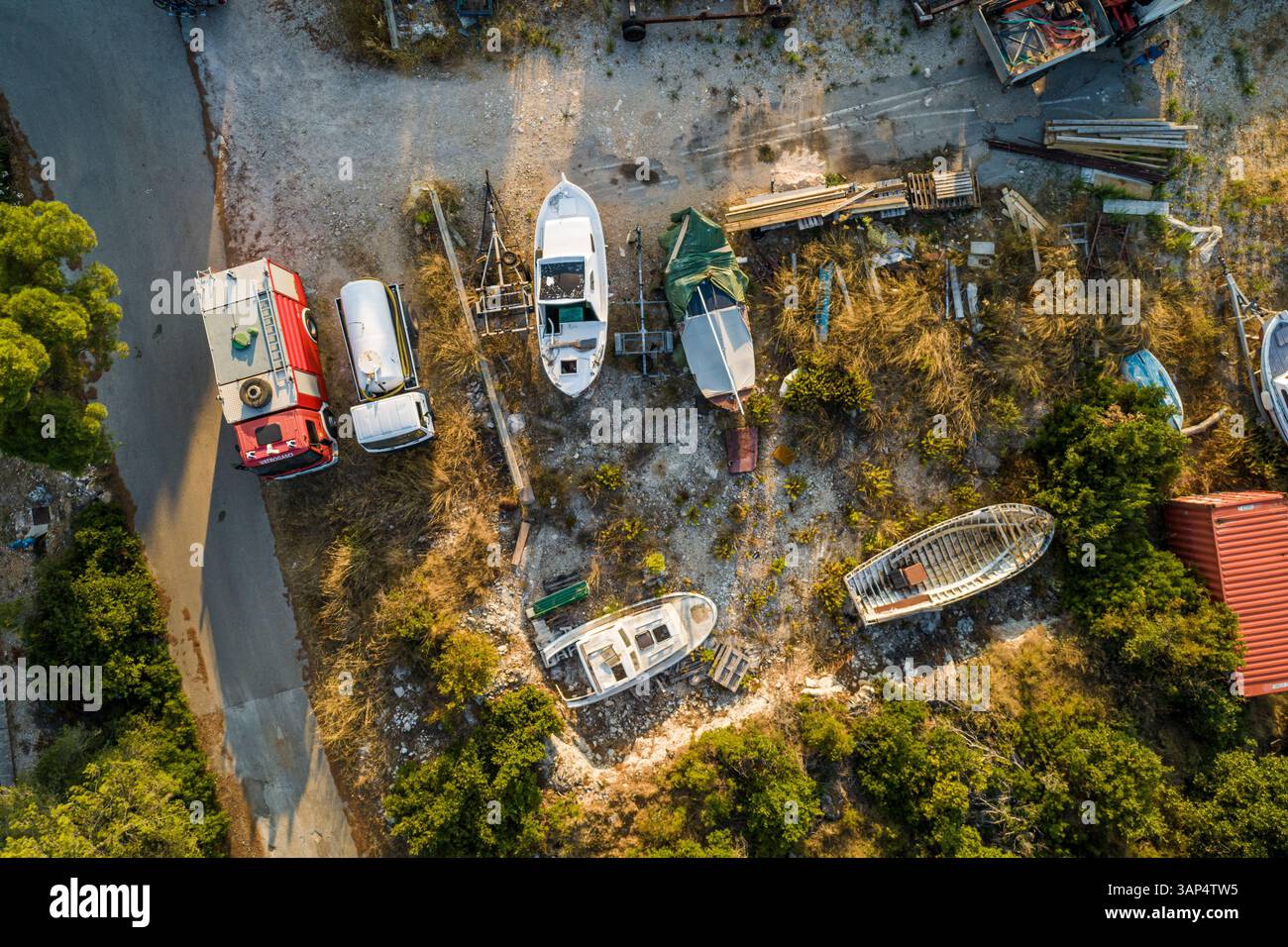 Vue aérienne de quelques épaves dans un chantier naval à Lastovo, province de Dubrovnik, Croatie. Banque D'Images