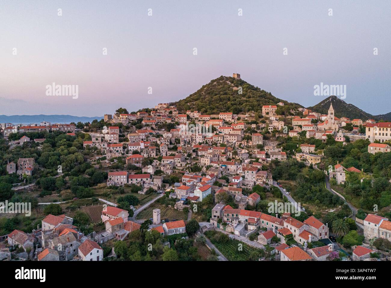 Vue aérienne panoramique de Lastovo, une petite ville au sommet d'une colline près de la côte, province de Dubrovnik, Croatie. Banque D'Images