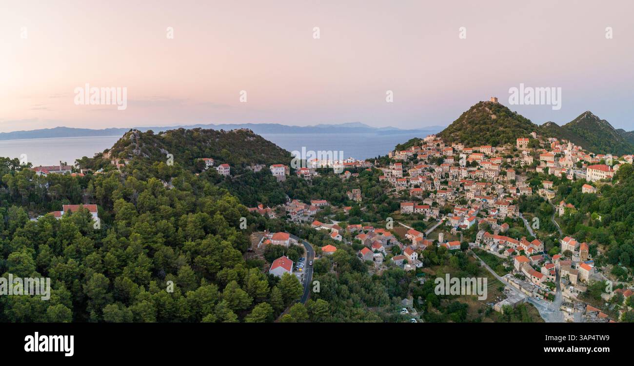 Vue aérienne panoramique de Lastovo, une petite ville au sommet d'une colline près de la côte, province de Dubrovnik, Croatie. Banque D'Images
