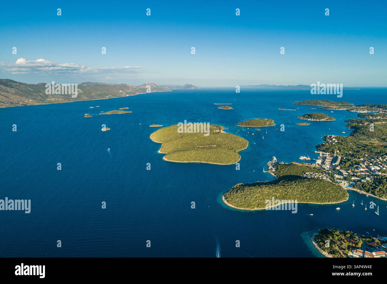 Vue aérienne des îles dispersées le long de la côte adriatique au coucher du soleil près de Korcula, province de Dubrovnik, Croatie. Banque D'Images