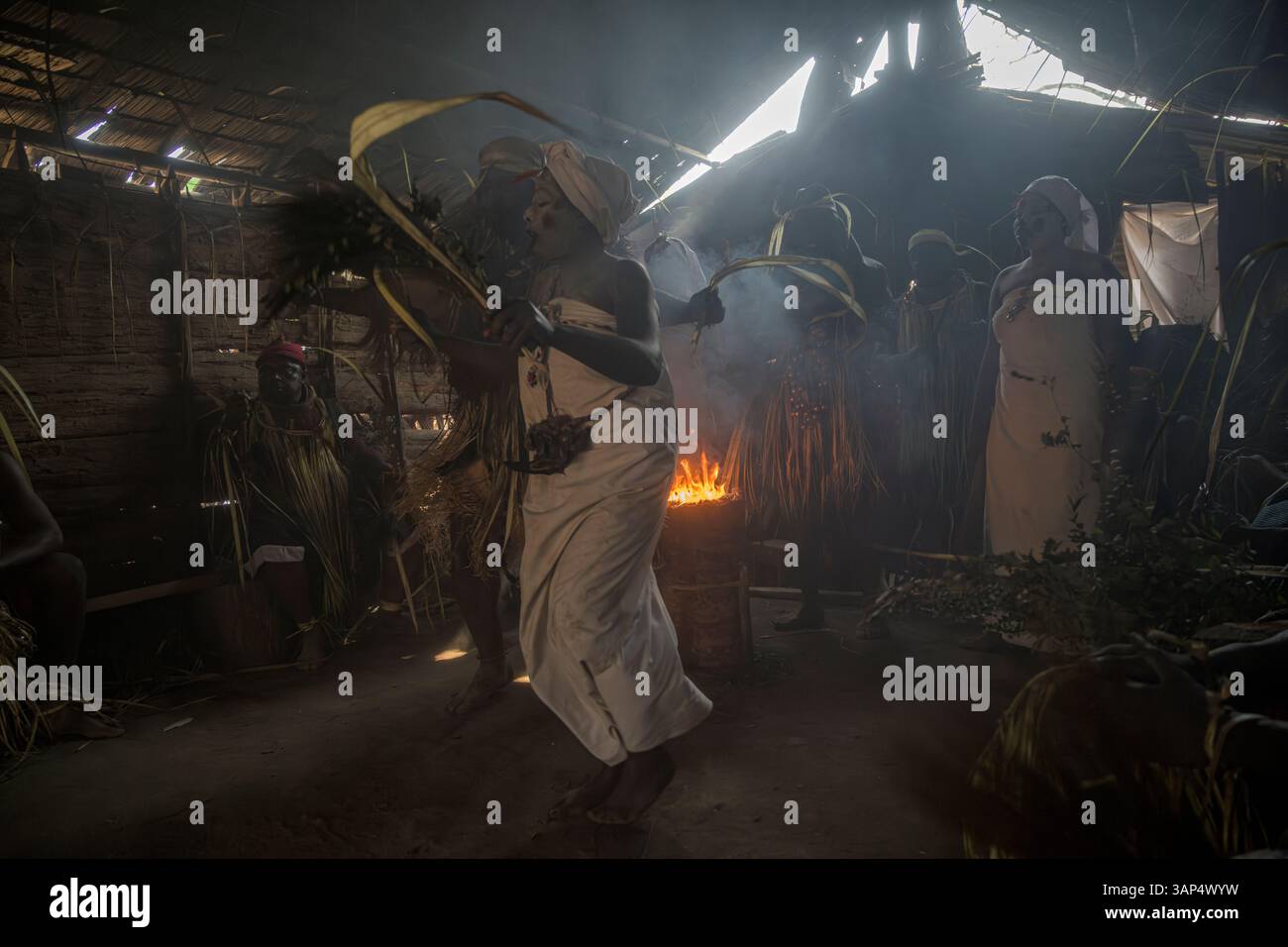 Danse traditionnelle au petit matin dans un petit temple où une cérémonie de Bwiti toute la nuit a eu lieu. Banque D'Images