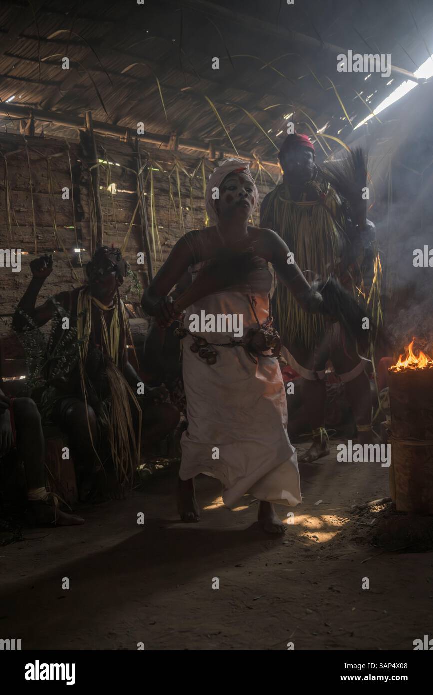 Danse traditionnelle au petit matin dans un petit temple où une cérémonie de Bwiti toute la nuit a eu lieu. Banque D'Images