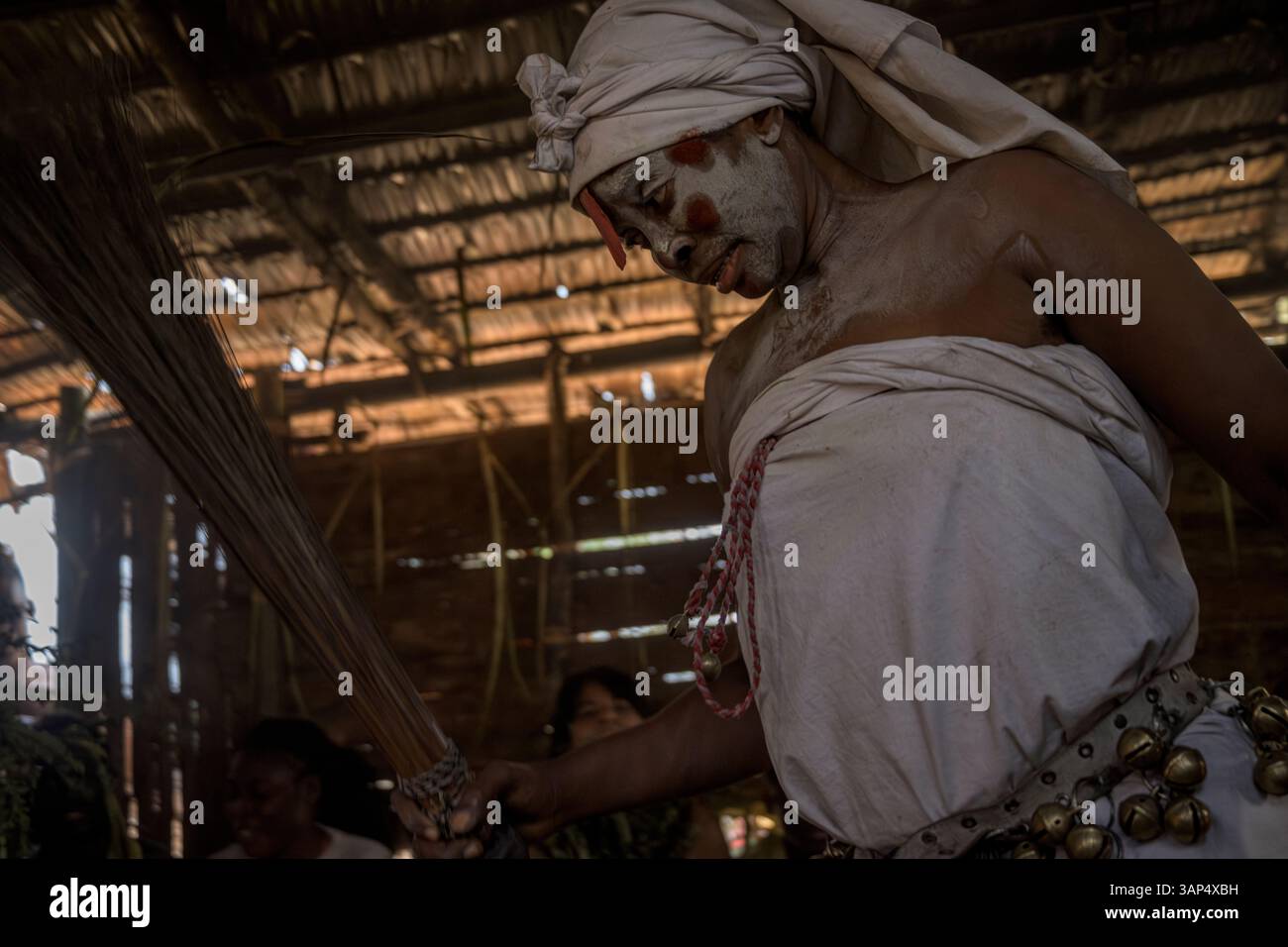 Portrait d'une femme vêtue d'une tenue rituelle et avec son visage peint, à l'intérieur du temple après une cérémonie de Bwiti toute la nuit. Banque D'Images