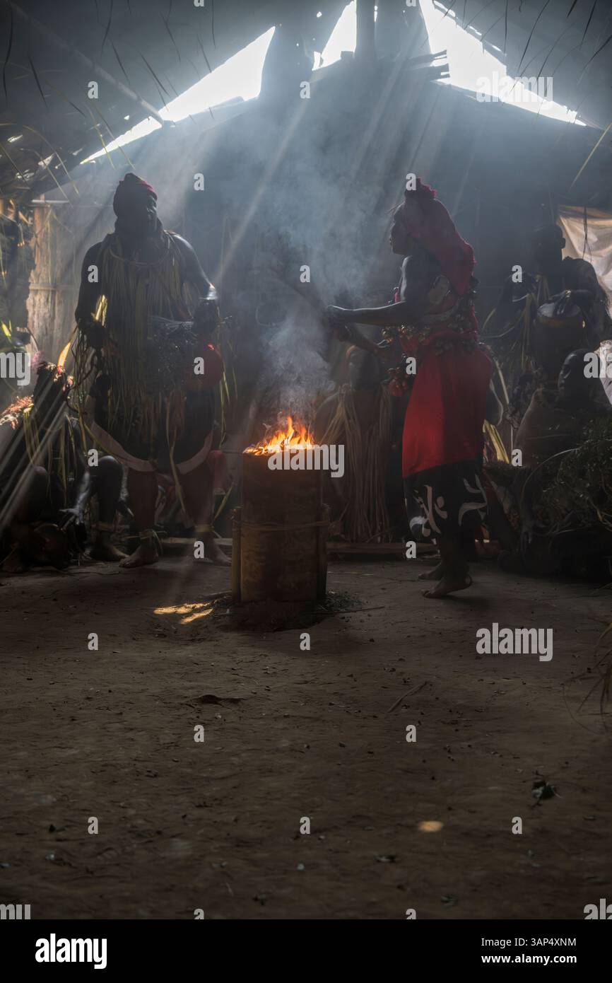 Danse traditionnelle au petit matin dans un petit temple où une cérémonie de Bwiti toute la nuit a eu lieu. Banque D'Images