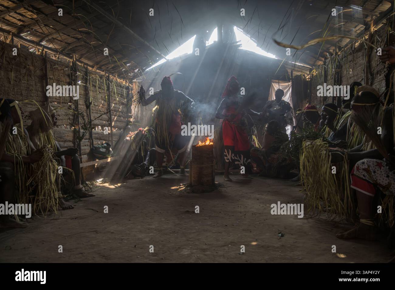 Danse traditionnelle au petit matin dans un petit temple où une cérémonie de Bwiti toute la nuit a eu lieu. Banque D'Images
