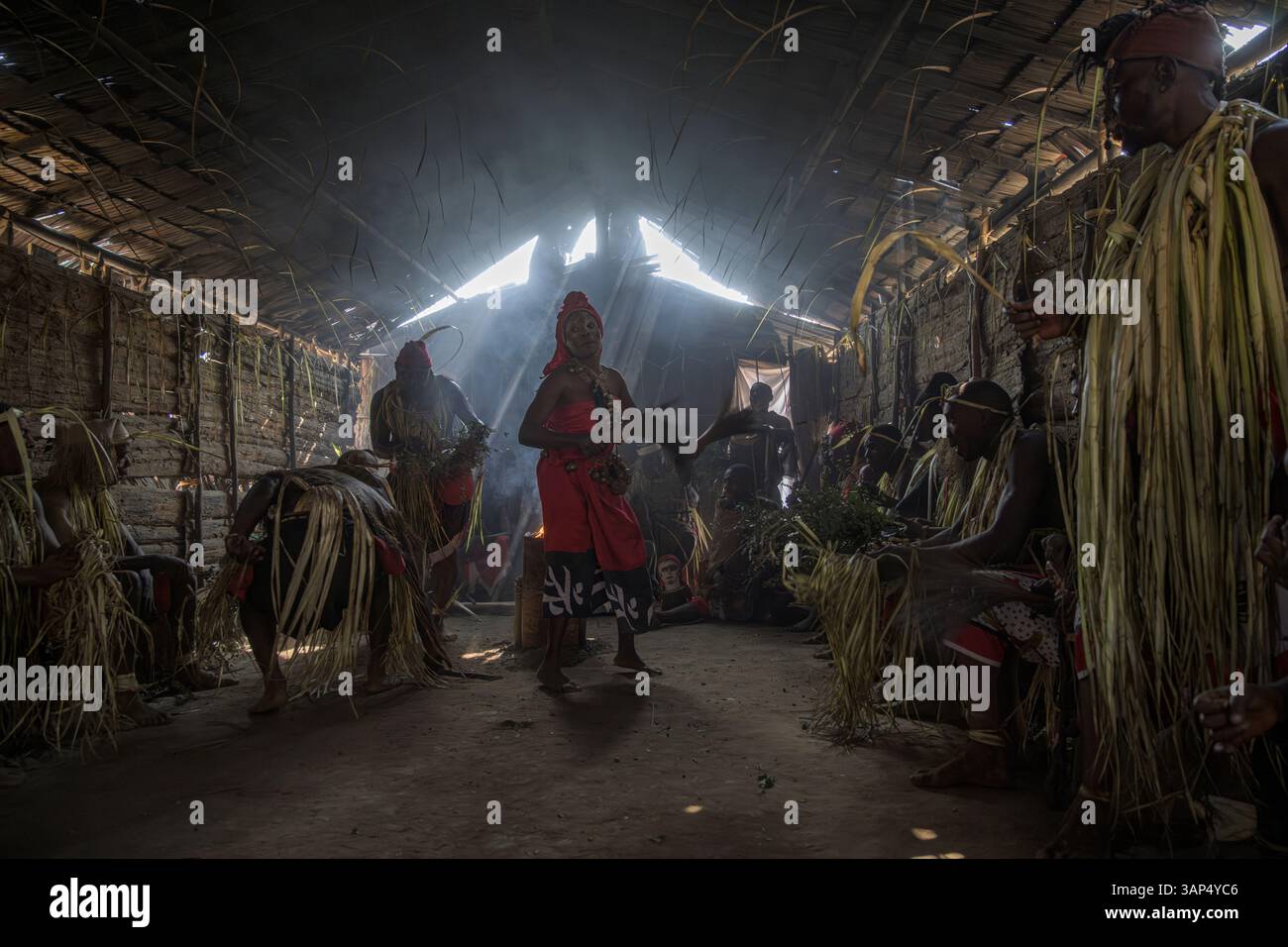 Danse traditionnelle au petit matin dans un petit temple où une cérémonie de Bwiti toute la nuit a eu lieu. Banque D'Images