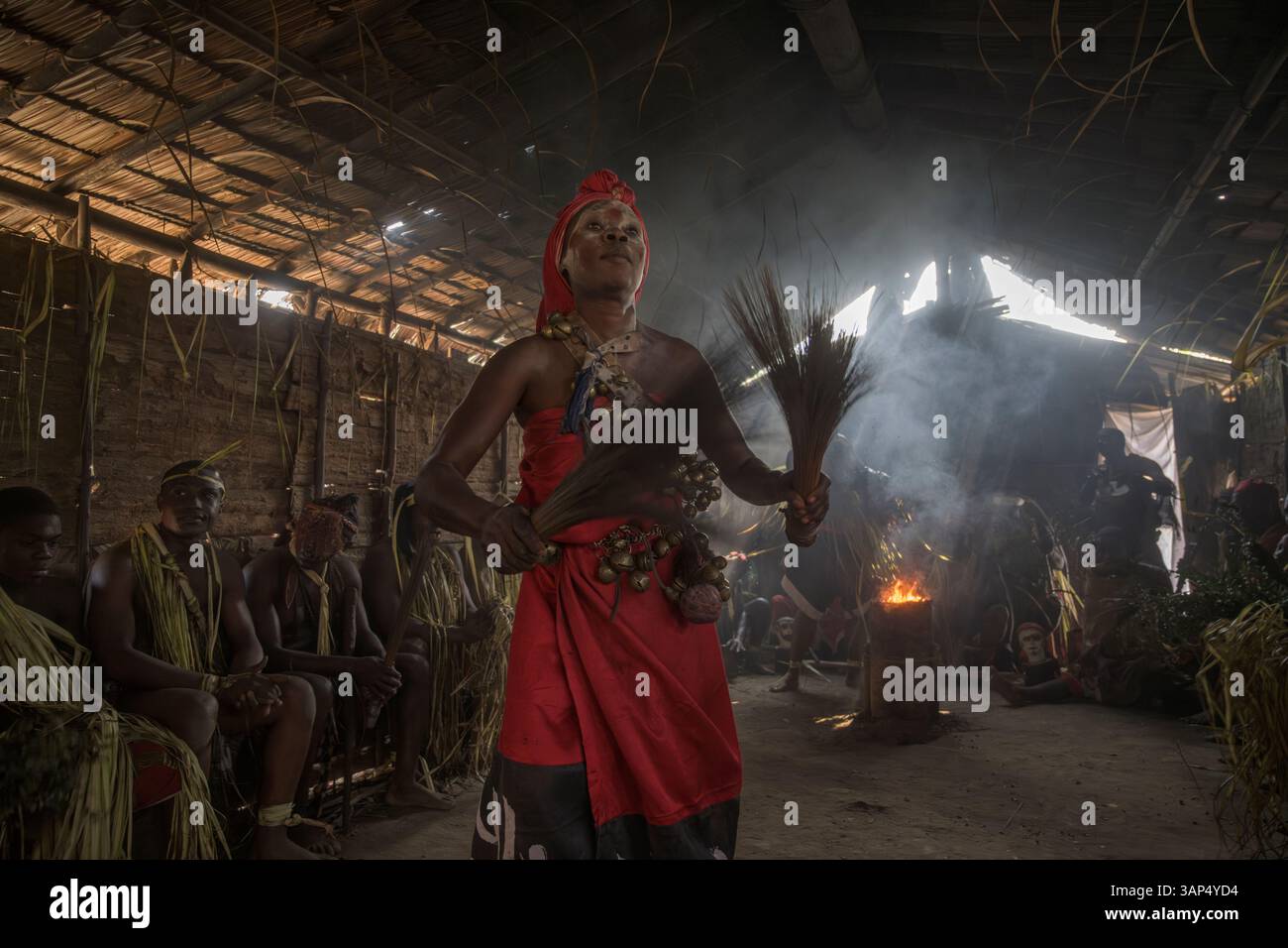 Danse traditionnelle au petit matin dans un petit temple où une cérémonie de Bwiti toute la nuit a eu lieu. Banque D'Images