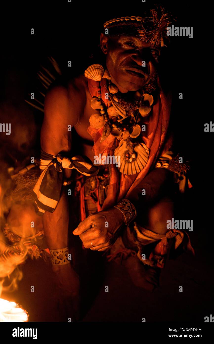 Portrait d'un homme par le feu sacré, vêtu d'un costume rituel lors d'une cérémonie Bwiti. Banque D'Images