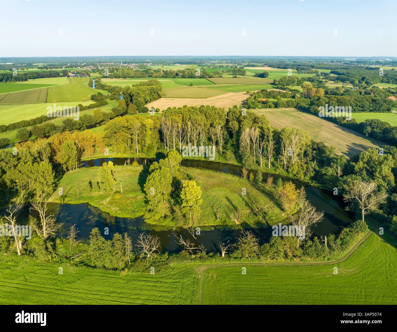 Vue aérienne de la rivière sinueuse Roer et du vieux bras de rivière entouré d'arbres, Roerdal, Paarlo, Sint Odilienberg, Limbourg, pays-Bas. Banque D'Images Vue aérienne de la rivière sinueuse Roer et du vieux bras de rivière entouré d'arbres, Roerdal, Paarlo, Sint Odilienberg, Limbourg, pays-Bas. Banque D'Images