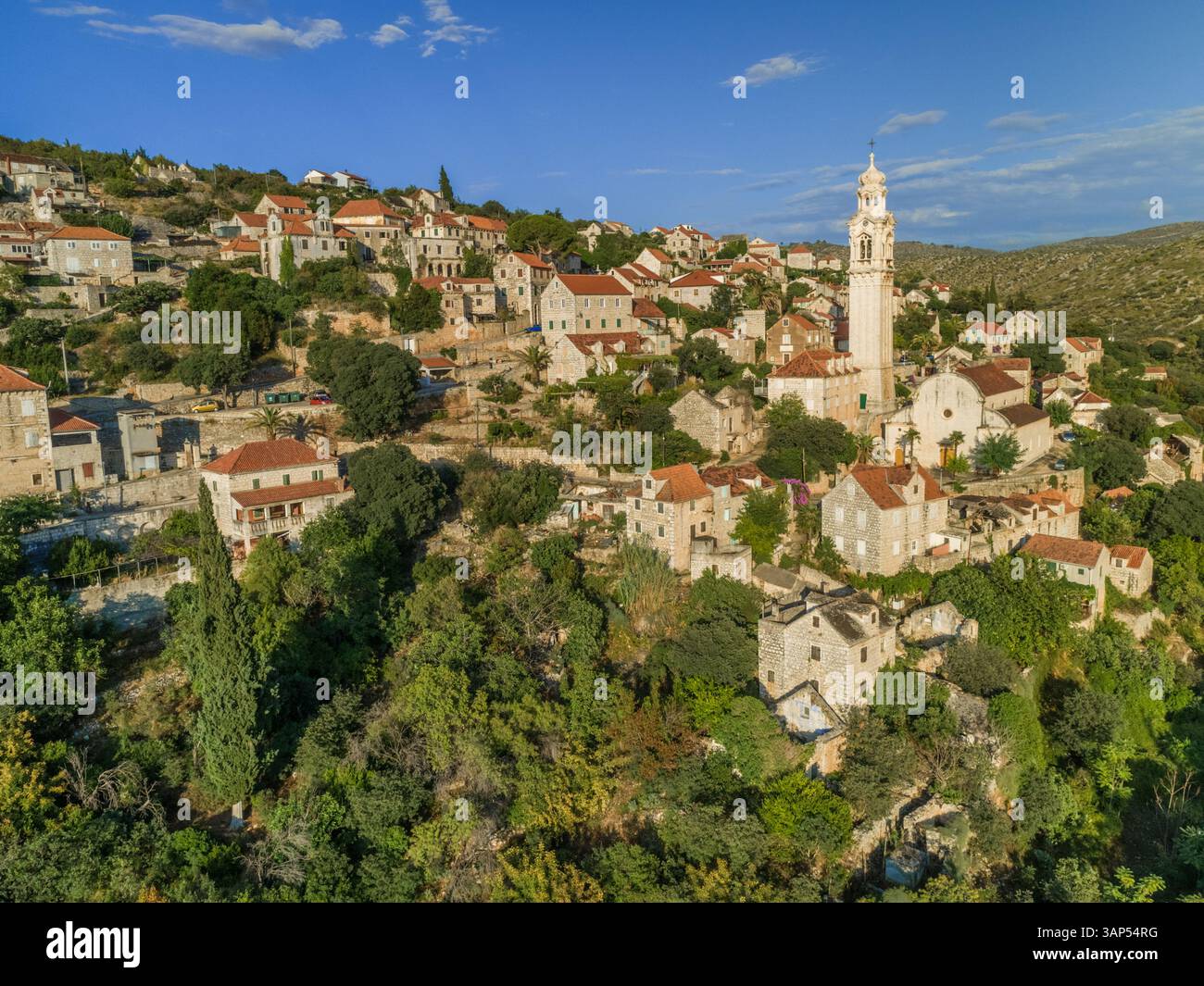 Vue aérienne du village dalmate traditionnel de Lozisca, île de Brac, Croatie. Banque D'Images