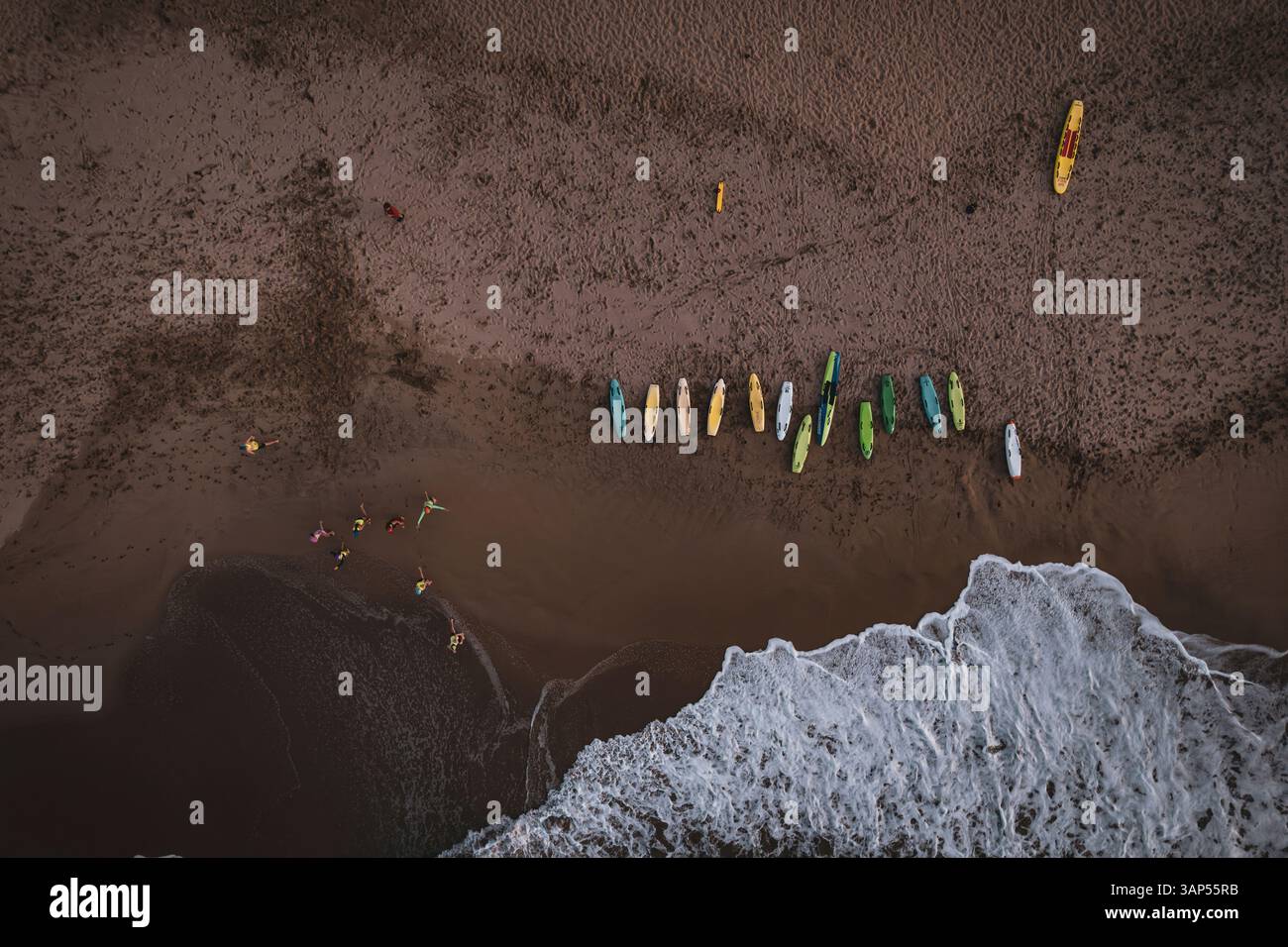 Vue aérienne de l'activité de plage dynamique avec planches de surf et les gens appréciant les vagues de l'océan, Mandurah, Australie. Banque D'Images