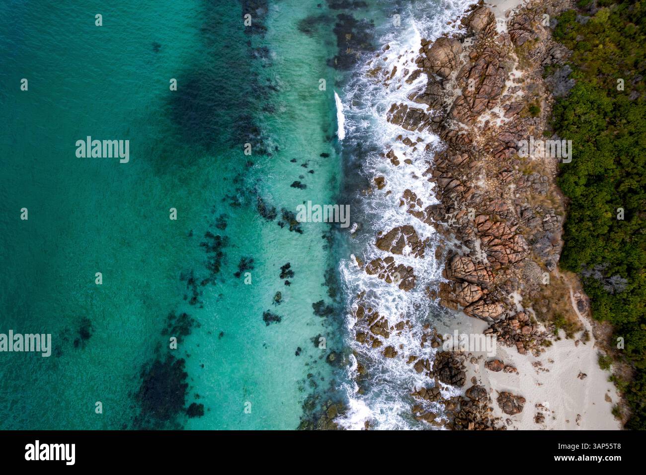 Vue aérienne de la rive rocheuse avec des eaux cristallines et du Bush, Castle Rock Bay, Dunsborough, Australie. Banque D'Images