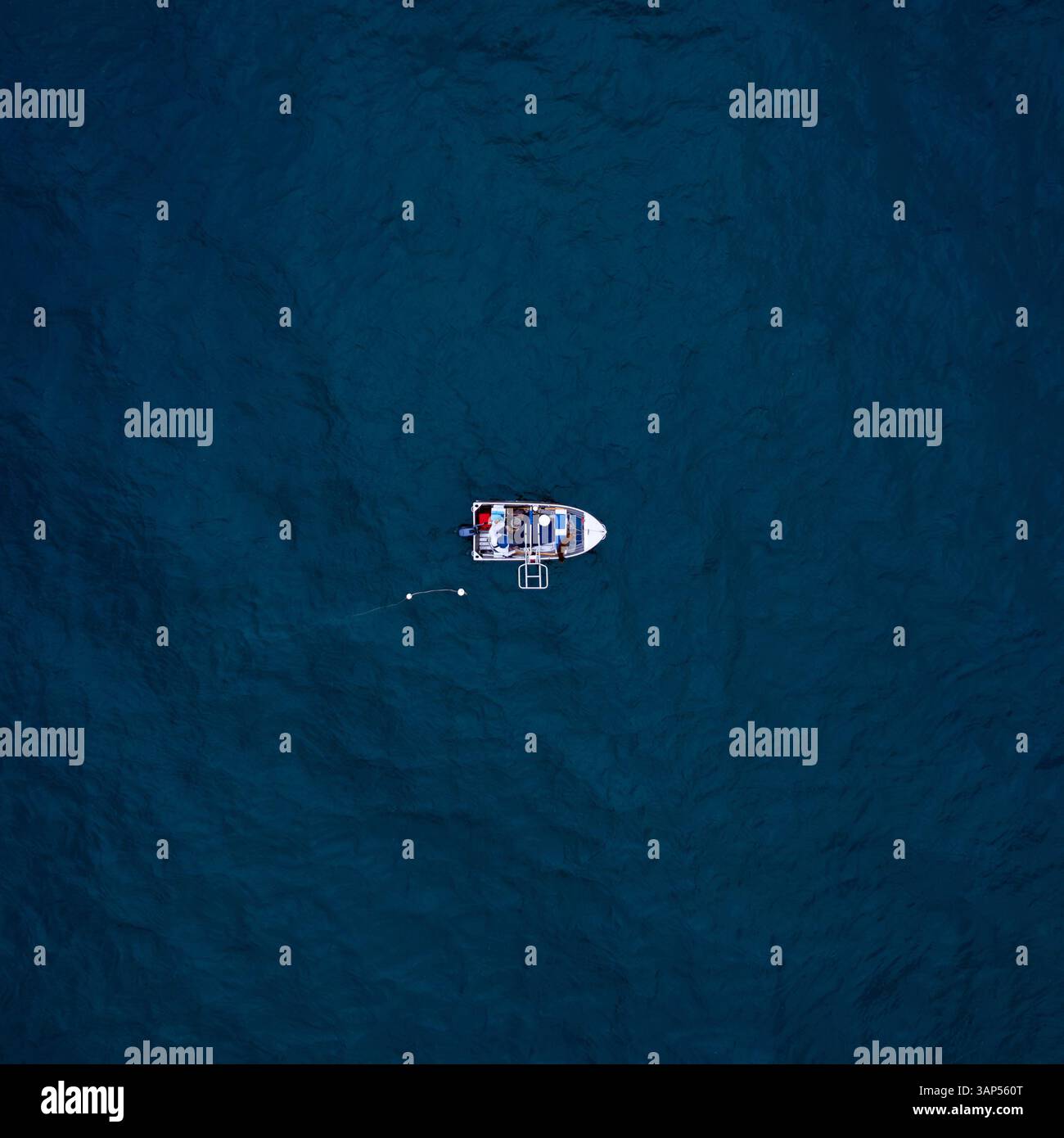 Vue aérienne des pêcheurs et des bateaux à Avalon Beach, Mandurah, Australie occidentale, Australie. Banque D'Images