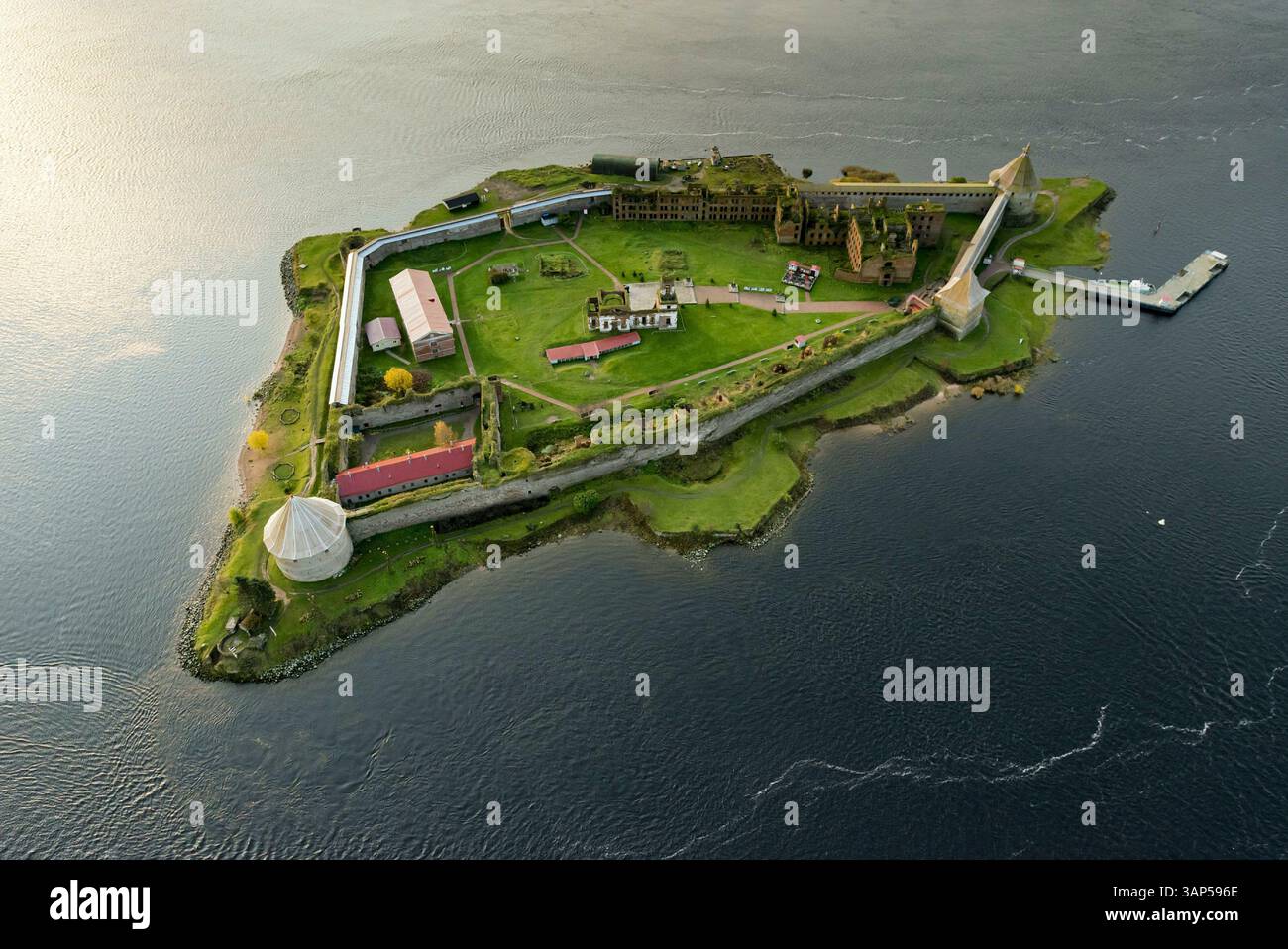 Vue aérienne de l'île d'Orekhovy avec la forteresse d'Oreshek et la rivière Neva, oblast de Leningrad, Russie. Banque D'Images