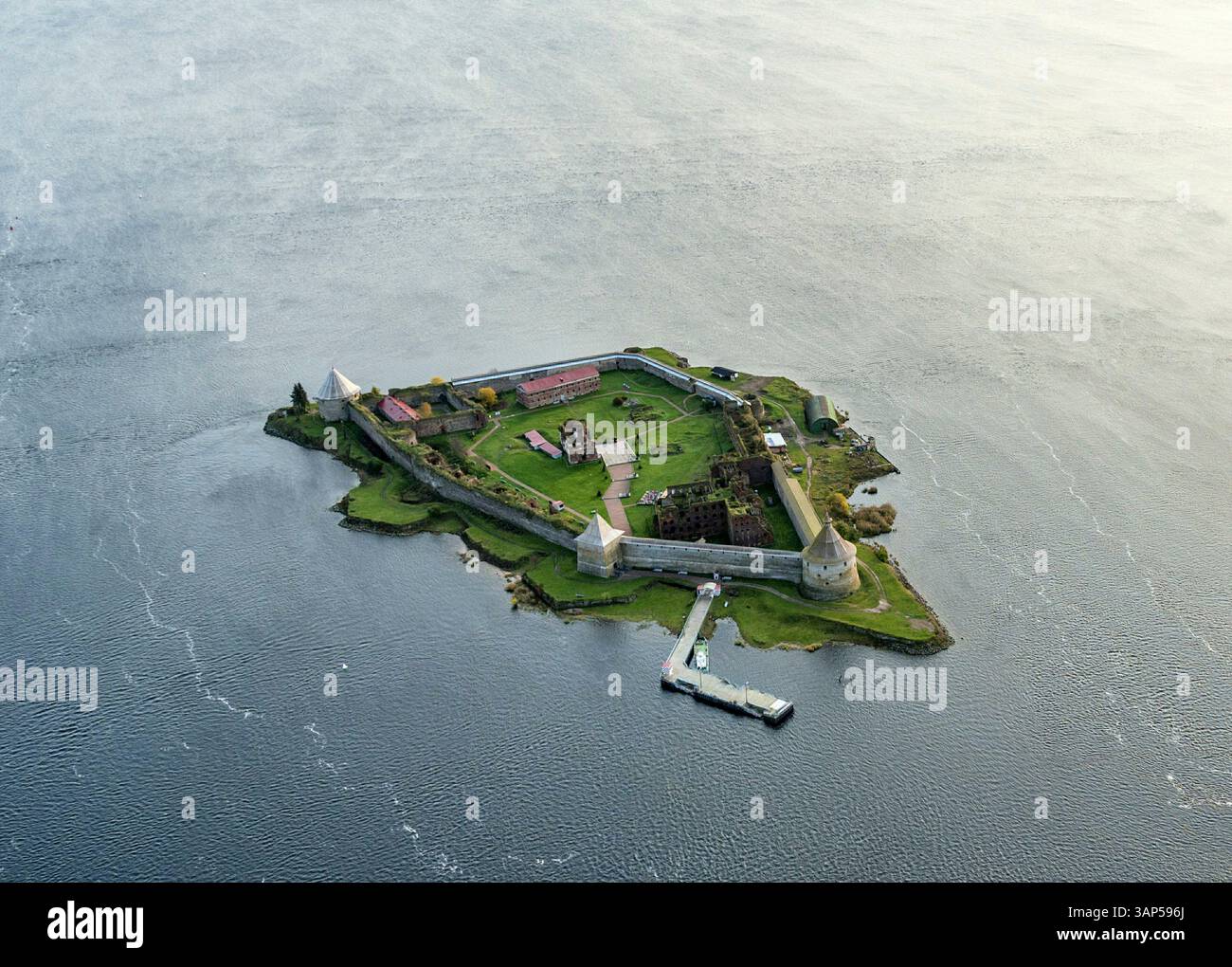 Vue aérienne de la forteresse d'oreshek sur l'île d'orehovy entourée par la rivière neva, oblast de Leningrad, Russie. Banque D'Images