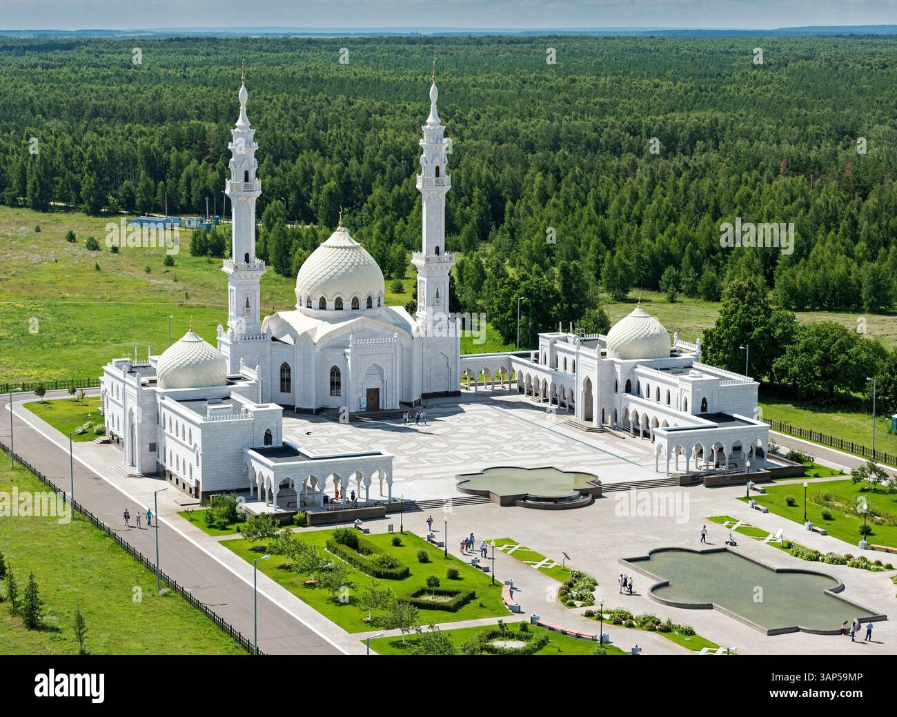 Vue aérienne du magnifique complexe historique et archéologique de Bolgar avec une mosquée avec des dômes et des minarets entourés de verdure et de jardin Banque D'Images