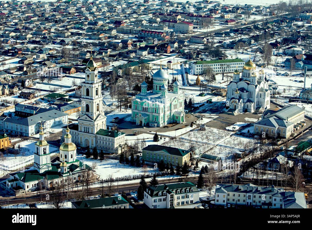 Vue aérienne du couvent de Diveyevo et du monastère de Diveyevo entouré d'un paysage enneigé, Diveyevo, Russie. Banque D'Images