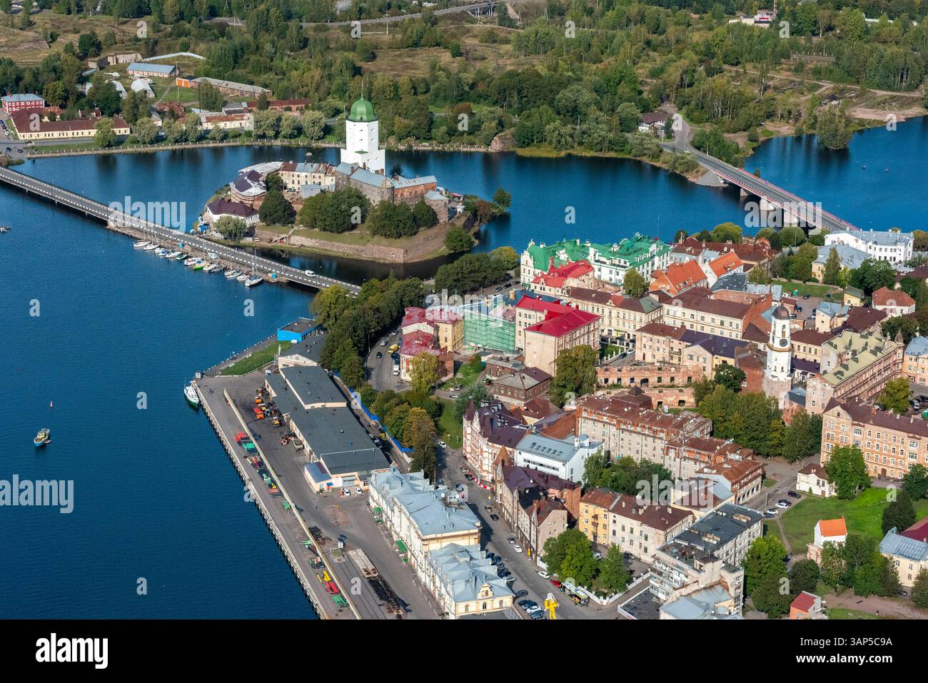 Vue aérienne de la pittoresque Vyborg avec son château historique, sa rivière pittoresque et son paysage urbain animé, Léningrad Oblast, Russie. Banque D'Images