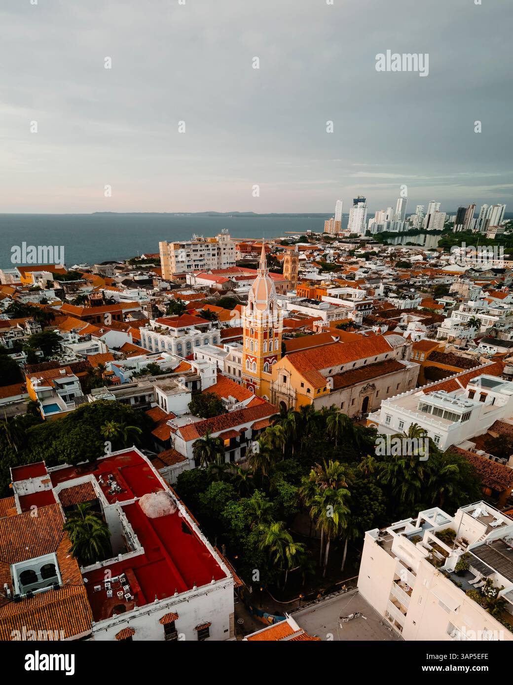 Vue aérienne par drone de la cathédrale de Carthagène de Indias à Carthagène, Colombie. Banque D'Images