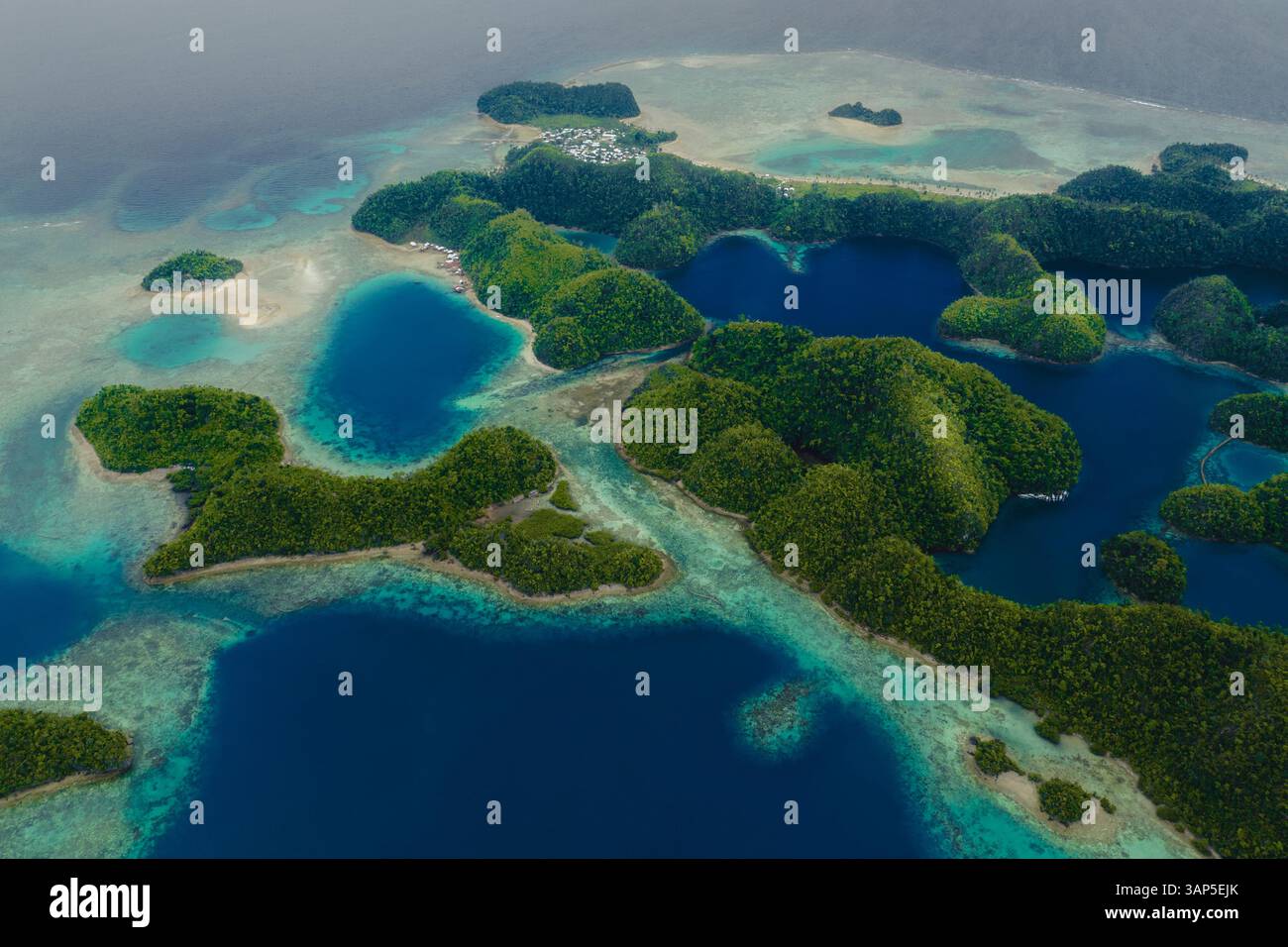 Vue aérienne par drone de la côte de la lagune bleue de Sugba dans l'île de Siargao, Philippines. Banque D'Images