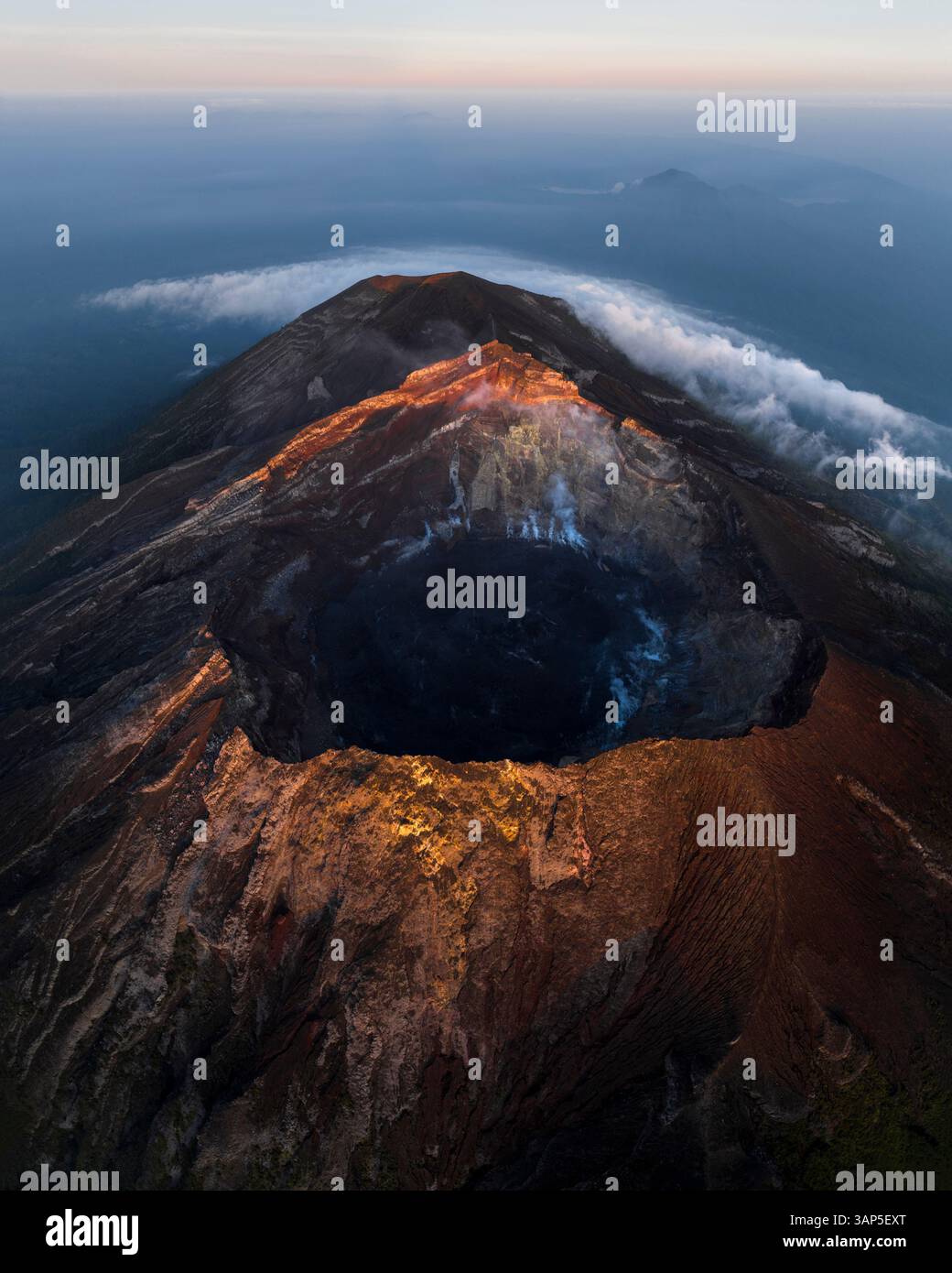Vue aérienne du mont Agung, un volcan sur l'île de Bali, Indonésie. Banque D'Images