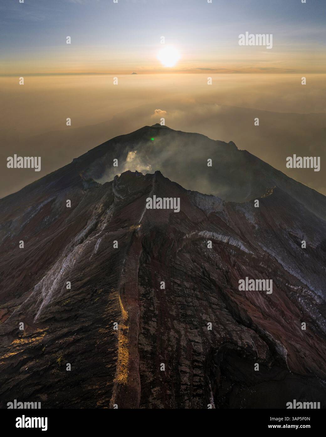 Vue aérienne du mont Agung au coucher du soleil, un volcan sur l'île de Bali, Indonésie. Banque D'Images