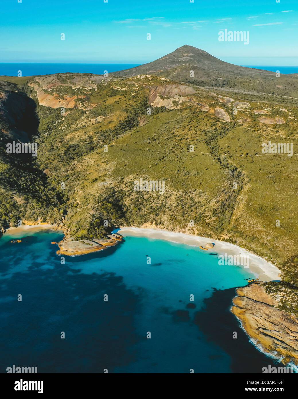 Vue aérienne de la baie de Little Beach le long de la côte à Albany, Australie. Banque D'Images