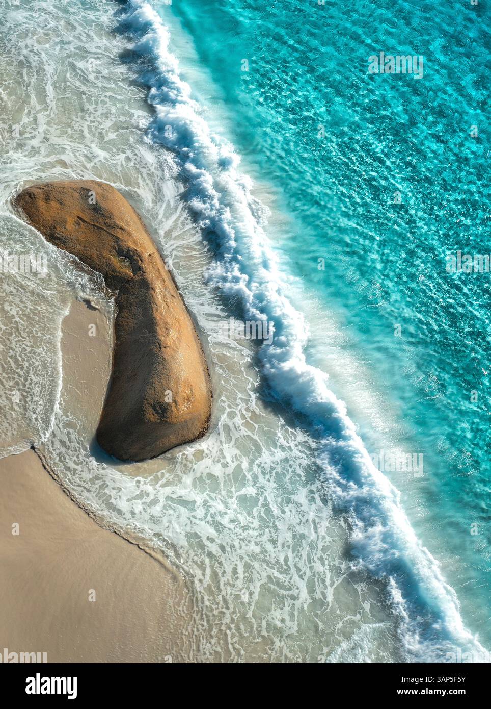 Vue aérienne d'un rocher sur Nanarup Little Beach, Albany, Australie occidentale, Australie. Banque D'Images