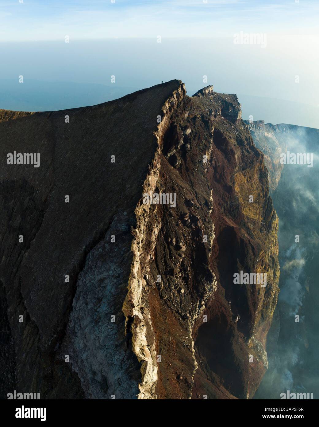 Vue aérienne des gens au sommet du mont Agung au coucher du soleil, un volcan sur l'île de Bali, Indonésie. Banque D'Images