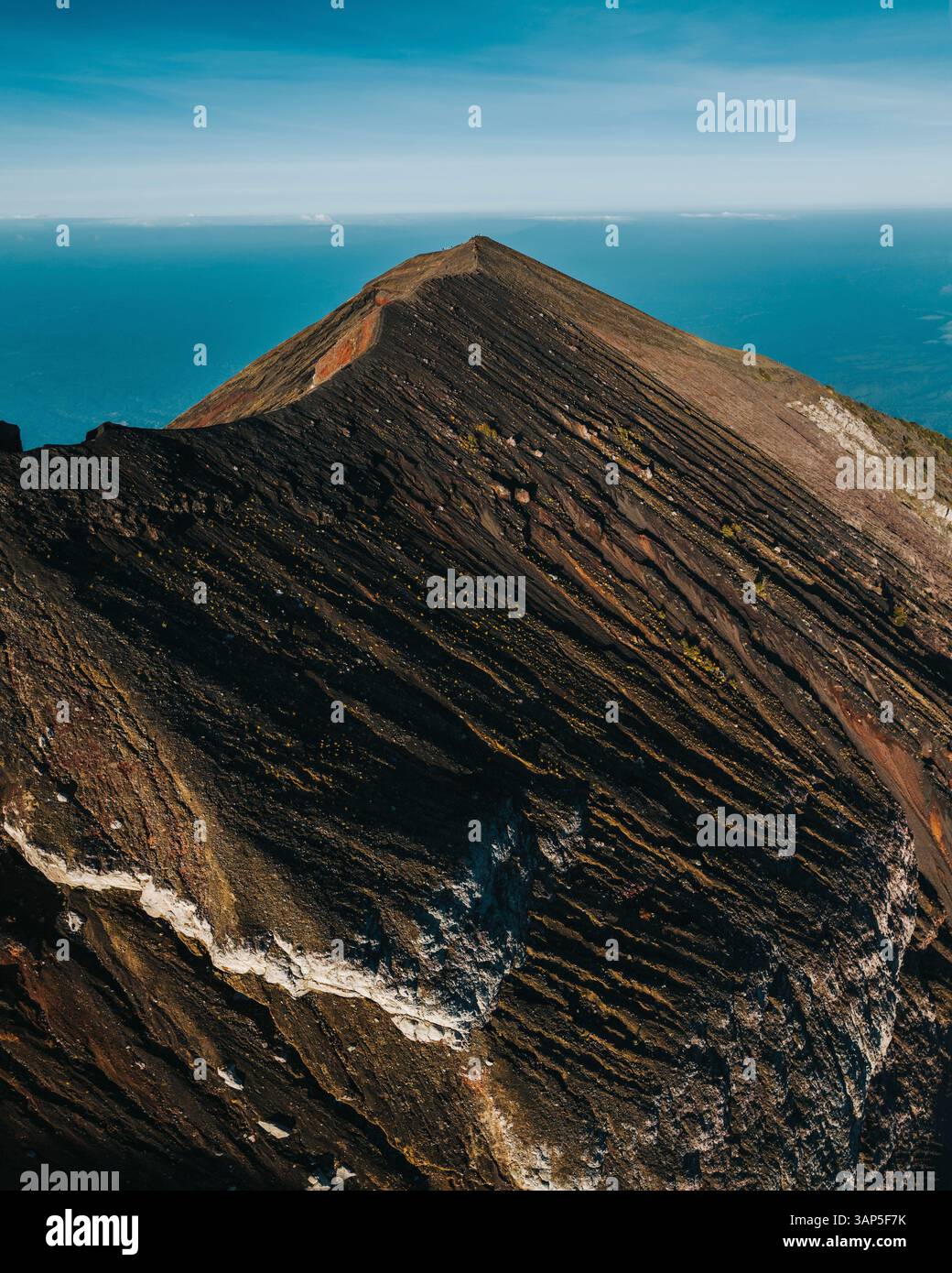 Vue aérienne des gens au sommet du mont Agung au coucher du soleil, un volcan sur l'île de Bali, Indonésie. Banque D'Images