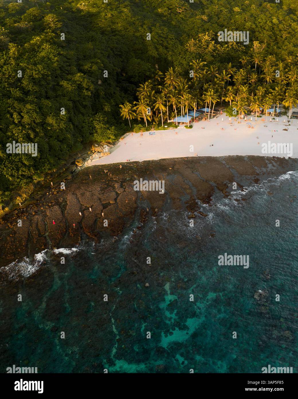 Vue aérienne des gens sur la plage le long de la côte à Crystal Beach, île de Bali, Indonésie. Banque D'Images