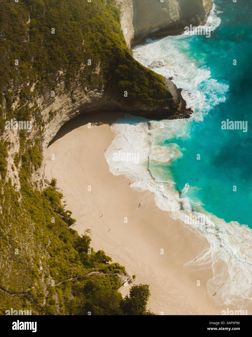 Vue aérienne des gens sur la plage le long de la côte à Nusa Penida, île de Bali, Indonésie. Banque D'Images